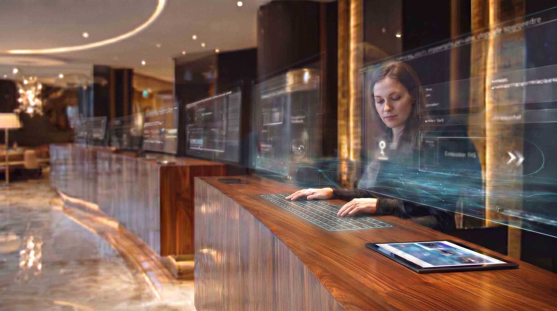 Empfangsmitarbeiterin an einem modernen Hoteltresen mit futuristischen holografischen Displays in einer eleganten Hotellobby.